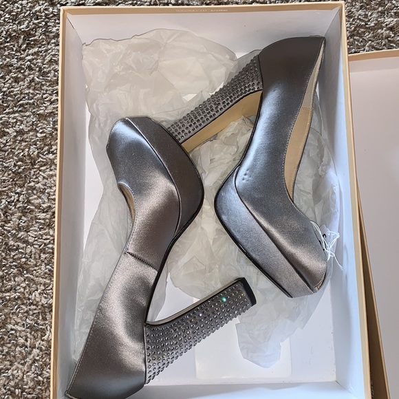Michael Kors. Size 8. Beautiful shoes. Barely worn. Silver. - Picture 1 of 7